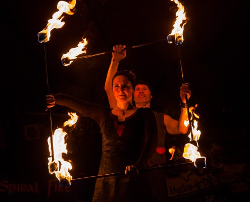 Die Feuerkünstler mit Doppelstöcken