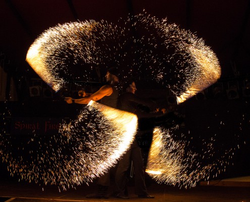 Die Feuerkünstler mit Funkenseilen